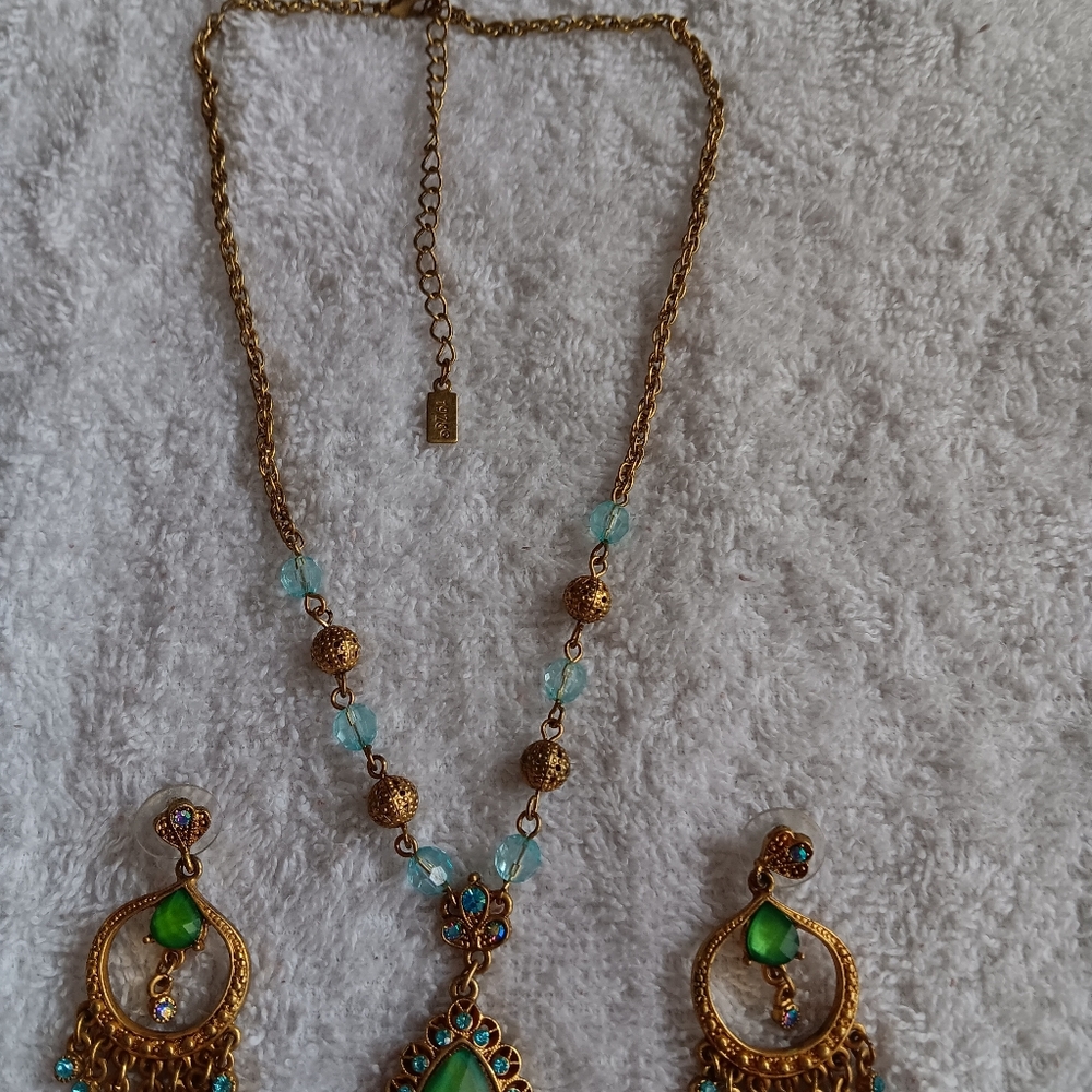 Elegant Gold and Green Necklace Set